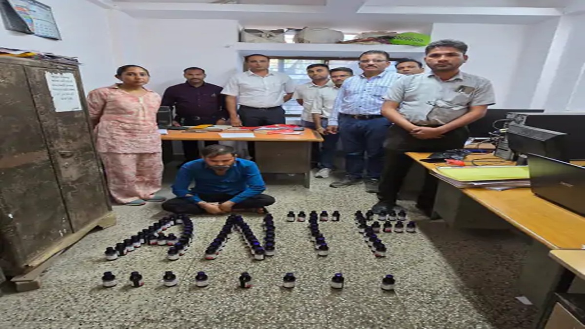 માણસામાં નશાના કાળા કારોબારનો પર્દાફાશ: ANTF એ અલ્ટો કારમાં કફ સીરપ વેચતા શખ્સને 1.14 લાખના મુદ્દામાલ સાથે દબોચ્યો