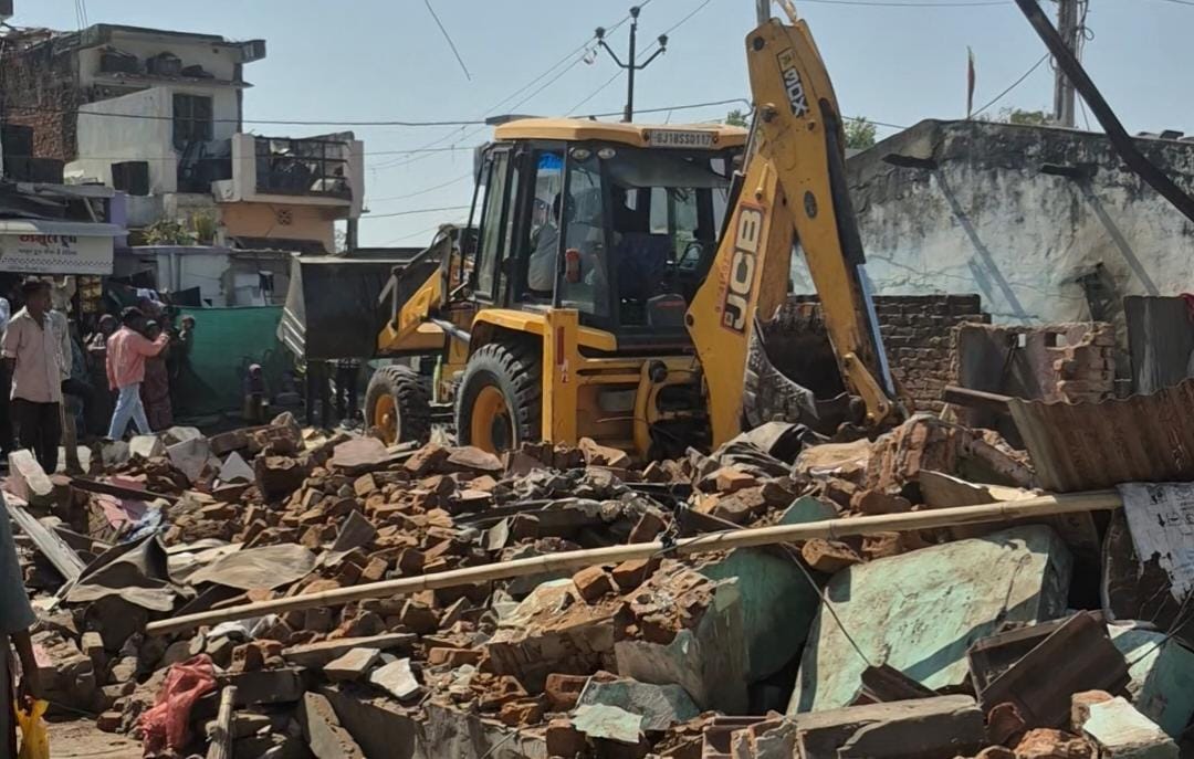 દહેગામમાં ઔડાનું મેગા ડિમોલિશન: પોલીસ સ્ટેશન વિસ્તારમાં ‘બુલડોઝર’ ફરી વળ્યું, 20થી વધુ દબાણો જમીનદોસ્ત