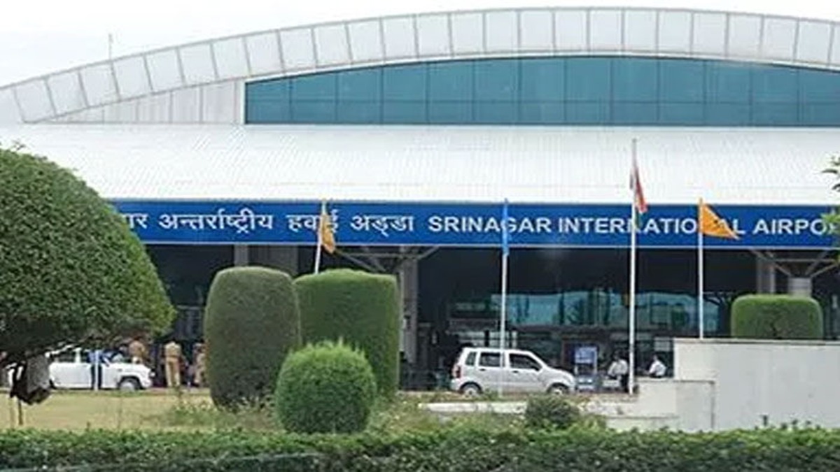 શ્રીનગર એરપોર્ટ પર સુરક્ષા એજન્સીઓ એલર્ટ: 2 અમેરિકન નાગરિકો પાસેથી મળ્યો પ્રતિબંધિત સેટેલાઈટ ફોન, કરાઈ અટકાયત