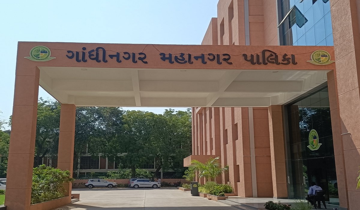 ગાંધીનગર મનપામાં વાહન વેરાનું કરોડોનું કૌભાંડ: ઓનલાઇન સિસ્ટમ હોવા છતાં ‘રોકડી’ કરવા ઓફલાઇન બારીઓ કેમ ચાલુ રખાઈ?
