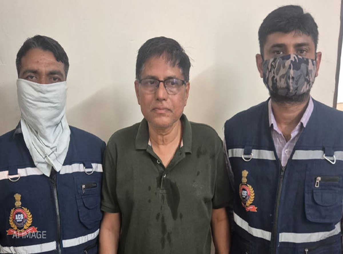 ગાંધીનગરમાં ACB નો મેગા સપાટો: 5 લાખની લાંચ લેતા ક્લાસ-1 અધિકારી ઝડપાયા, દરોડામાં 2.64 કરોડની બેનામી સંપત્તિ મળી