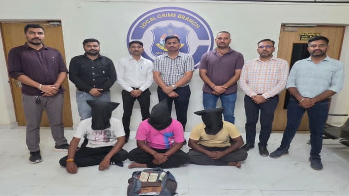 ગાંધીનગર LCB નો સપાટો: આંગડિયા કર્મચારીને લૂંટનારી મહેસાણાની ત્રિપુટી ઝડપાઈ, 1.82 લાખનો મુદ્દામાલ જપ્ત