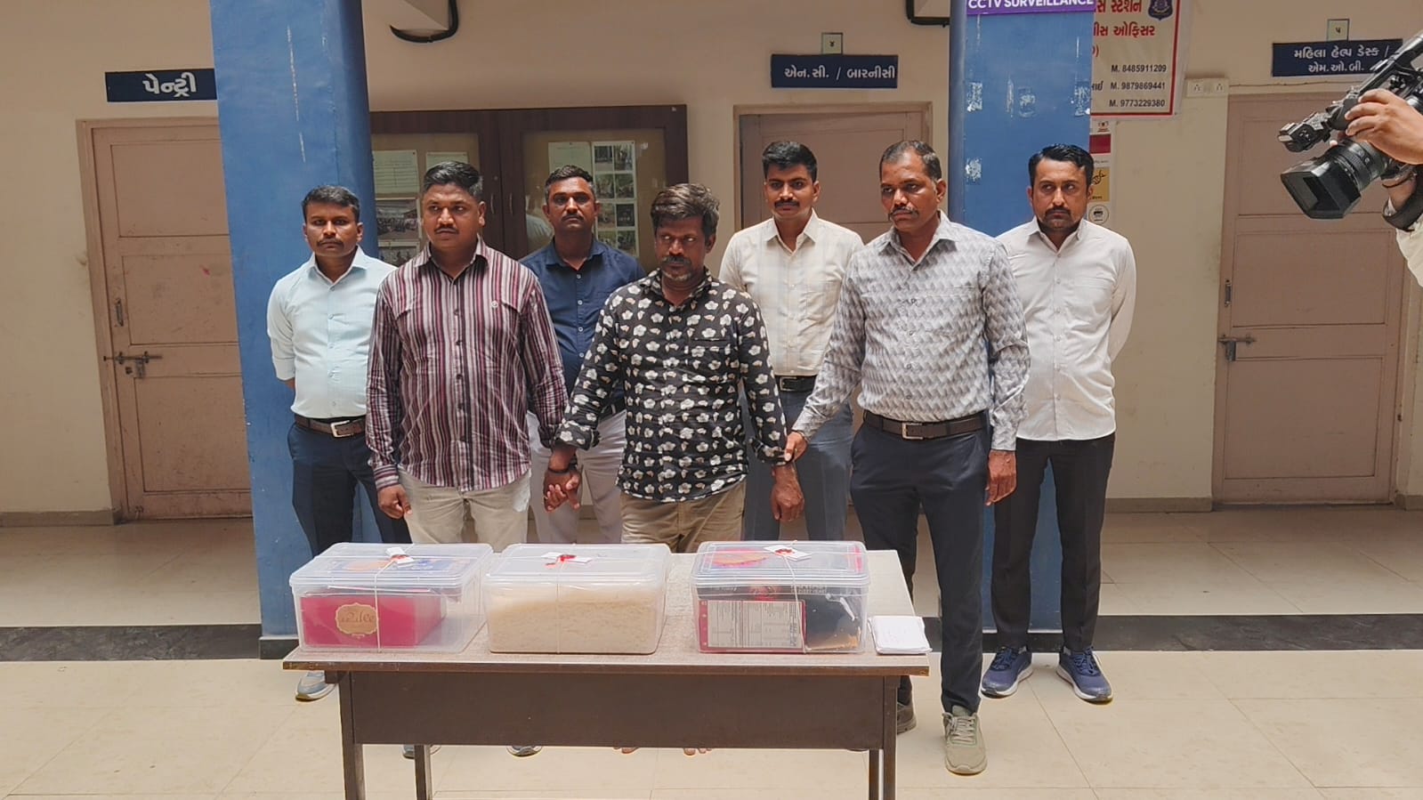 અમદાવાદમાં બિસ્કિટના બોક્સમાંથી પકડાયું 14 કરોડનું ડ્રગ્સ, માત્ર 10 હજાર રૂપિયા માટે મુંબઈના શખ્સે ખેલ્યો મોટો ખેલ