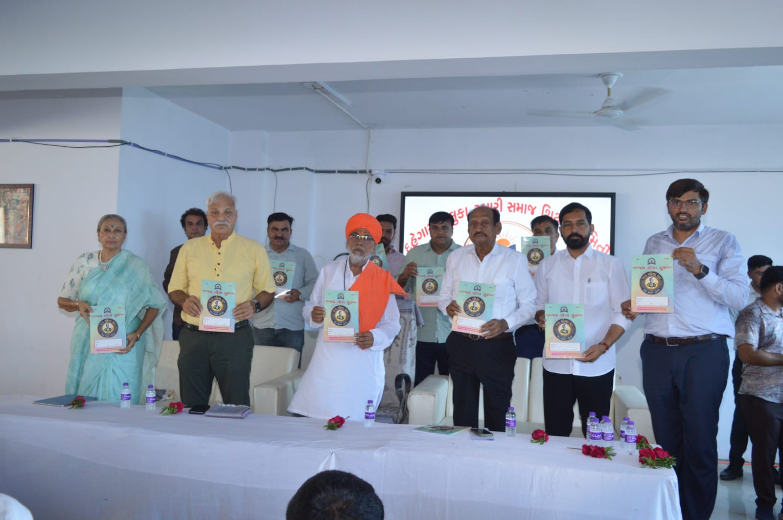 જય ગોગા ગ્રુપ નહેરુ ચોકડી દહેગામની અનોખી પહેલ : 500 વિદ્યાર્થીઓને નિઃશુલ્ક ચોપડા વિતરણ, તેજસ્વી તારલાઓનું સન્માન