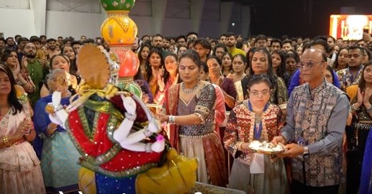 કેનેડામાં ગુજરાતી ગરબાની ધૂમ, અતુલ પુરોહિત અને આદિત્ય ગઢવીના તાલે ઝૂમ્યા ખેલૈયાઓ