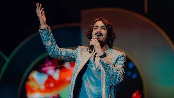 આદિત્ય ગઢવીના ગરબા મહોત્સવમાં વિવાદ, RJ આકાશની જાહેરાત પર સ્પષ્ટતા